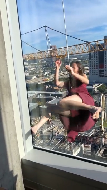 건물에 로프를 연결하고 외벽에서 로프 스윙을 하고 있는 용감무쌍한 여성 모습(유튜브 영상 캡처)