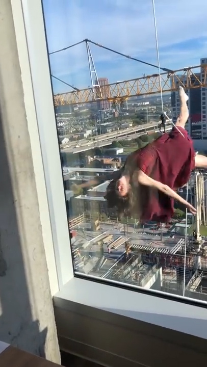 건물에 로프를 연결하고 외벽에서 로프 스윙을 하고 있는 용감무쌍한 여성 모습(유튜브 영상 캡처)