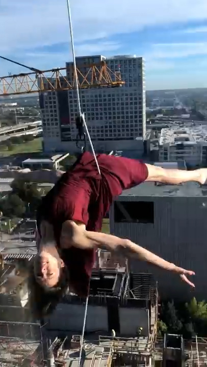 건물에 로프를 연결하고 외벽에서 로프 스윙을 하고 있는 용감무쌍한 여성 모습(유튜브 영상 캡처)