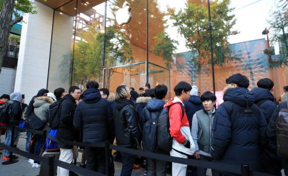 ‘아이폰 열기는 계속된다’