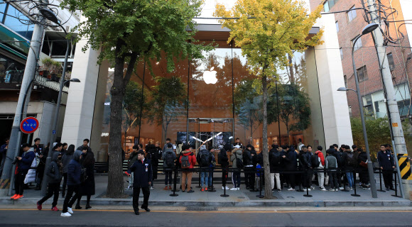 ‘아이폰 열기는 계속된다’