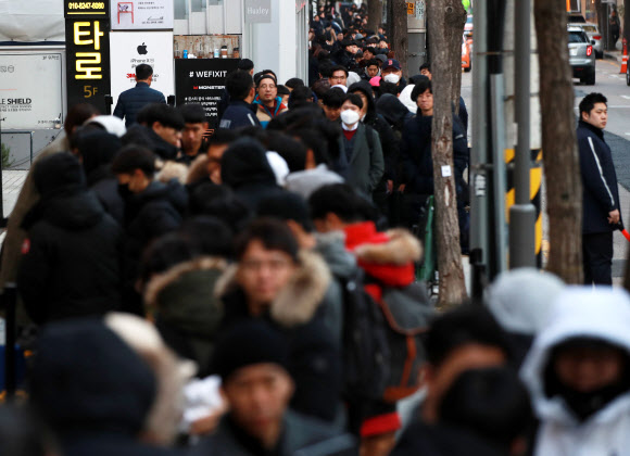 ‘아이폰XS 사러 왔습니다’