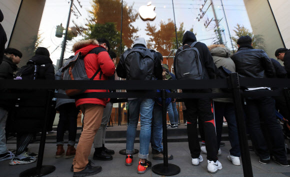 애플 매장 앞은 지금 ‘인산인해’