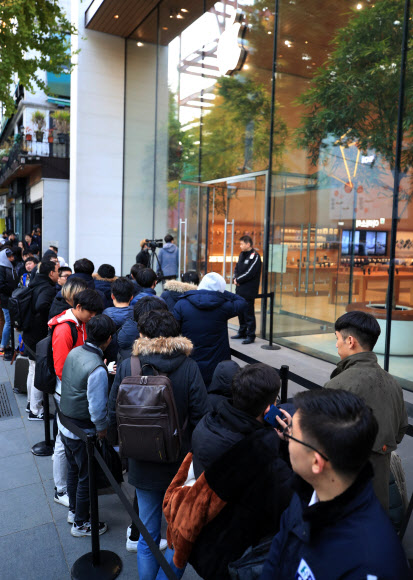 애플 매장 앞은 지금 ‘인산인해’