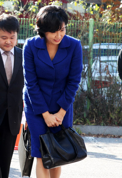 고개 숙여 인사하는 김혜경씨