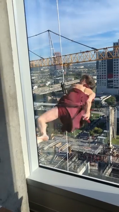 건물에 로프를 연결하고 외벽에서 로프 스윙을 하고 있는 용감무쌍한 여성 모습(유튜브 영상 캡처)