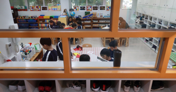 17일 서울시교육청에 따르면 교육청은 지난 9월 처음으로 학부모 안심유치원 37곳을 선정했다. 사진은 18일 오전 학부모 안심유치원인 서울의 한 유치원에서 수업을 듣는 어린이들의 모습. 연합뉴스