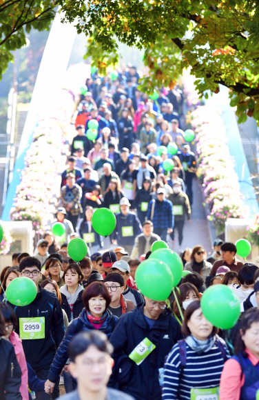 초록 풍선 손에 들고