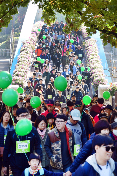 3일 서울 상암월드컵경기장 평화광장 일대에서 열린 제 8회 마약퇴치기원 걷기대회에 참가한 참가자들이 가을날씨를 즐기며 걷고 있다. 2018.11.3  정연호 기자 tpgod@seoul.co.kr