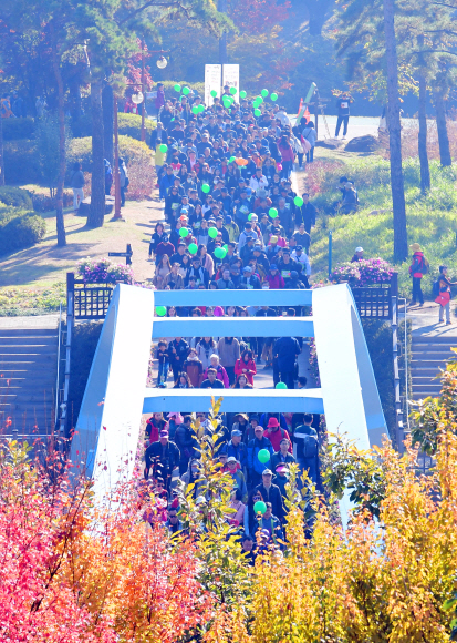 3일 서울 상암월드컵경기장 평화광장 일대에서 열린 제 8회 마약퇴치기원 걷기대회에 참가한 참가자들이 가을날씨를 즐기며 걷고 있다. 2018.11.3  정연호 기자 tpgod@seoul.co.kr