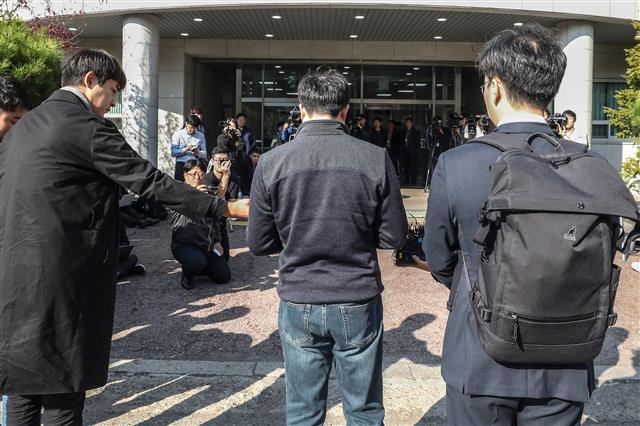 경찰 출석해 입장 밝히는 양진호 회장 폭행 피해자