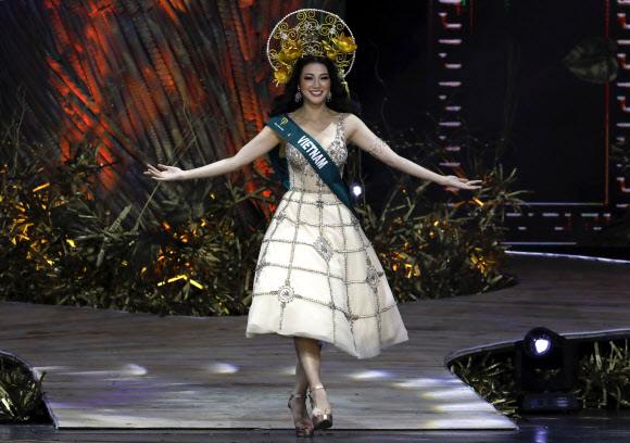 3일(현지시간) 필리핀 파사이에서 열린 ‘2018 미스 어스 선발대회(Miss Earth 2018)’에서 우승을 차지한 베트남 대표. EPA 연합뉴스
