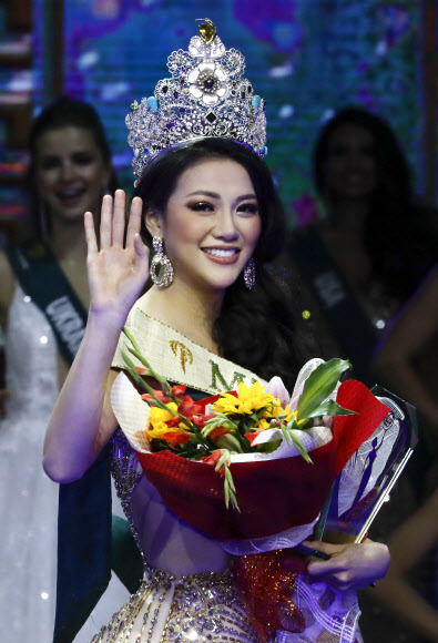 3일(현지시간) 필리핀 파사이에서 열린 ‘2018 미스 어스 선발대회(Miss Earth 2018)’에서 우승을 차지한 베트남 대표가 왕관을 쓰고 행진을 하고 있다. EPA 연합뉴스