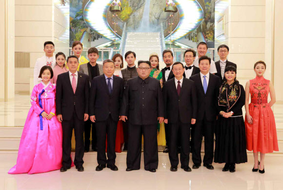 김정은 북한 국무위원장은 3일 평양 만수대예술극장에서 북·중 예술인들의 합동공연을 관람했다고 노동당 기관지 노동신문이 4일 보도했다. 사진은 공연에 앞서 김 위원장이 중국 예술인들과 기념사진을 찍는 모습. 2018.11.4  연합뉴스