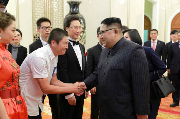 김정은 북한 국무위원장은 3일 평양 만수대예술극장에서 북·중 예술인들의 합동공연을 관람했다고 노동당 기관지 노동신문이 4일 보도했다. 사진은 공연에 앞서 김 위원장이 중국 예술인들과 인사를 나누는 모습. 2018.11.4  연합뉴스
