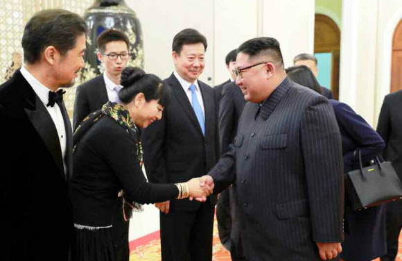 김정은 북한 국무위원장은 3일 평양 만수대예술극장에서 북·중 예술인들의 합동공연을 관람했다고 노동당 기관지 노동신문이 4일 보도했다. 사진은 공연에 앞서 김 위원장이 중국 예술인들과 인사를 나누는 모습. 2018.11.4  연합뉴스