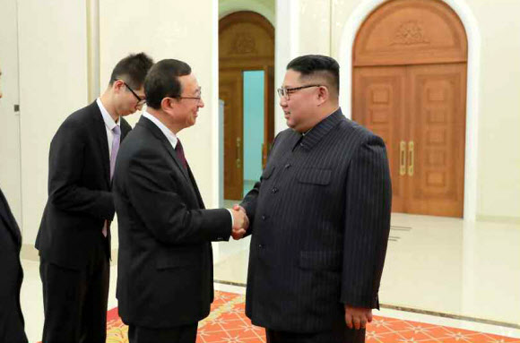 김정은 북한 국무위원장은 3일 평양 만수대예술극장에서 북·중 예술인들의 합동공연을 관람했다고 노동당 기관지 노동신문이 4일 보도했다. 사진은 김 위원장이 중국 예술인 대표단을 인솔하고 방북한 뤄수강 중국 문화여유부장과 악수하는 모습. 2018.11.4  연합뉴스