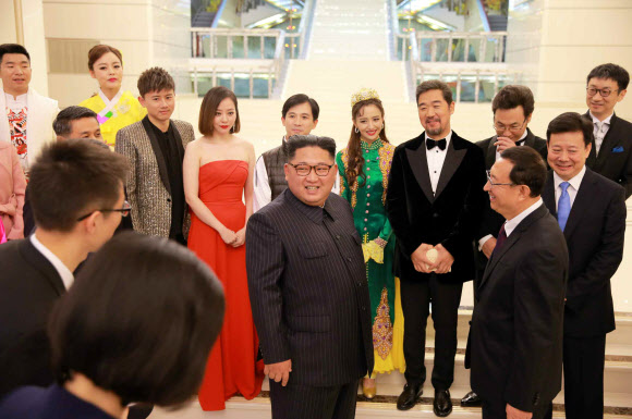김정은 북한 국무위원장은 3일 평양 만수대예술극장에서 북·중 예술인들의 합동공연을 관람했다고 노동당 기관지 노동신문이 4일 보도했다. 사진은 공연에 앞서 김 위원장이 중국 예술인들과 환담하는 모습. 2018.11.4  연합뉴스