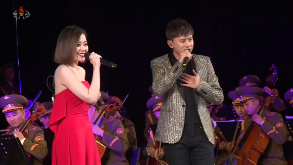 김정은 북한 국무위원장은 3일 평양 만수대예술극장에서 북?중 예술인들의 합동공연을 관람했다고 조선중앙TV가 4일 보도했다. 사진은 무대에 오른 중국 예술인들의 공연 모습. 2018.11.4  연합뉴스