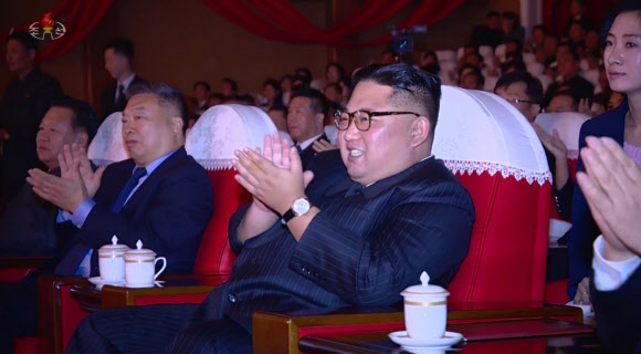 김정은 북한 국무위원장은 3일 평양 만수대예술극장에서 북?중 예술인들의 합동공연을 관람했다고 조선중앙TV가 4일 보도했다. 사진은 김 위원장이 공연을 관람하며 박수치는 모습. 2018.11.4  연합뉴스