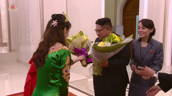 김정은 북한 국무위원장은 3일 평양 만수대예술극장에서 북·중 예술인들의 합동공연을 관람했다고 조선중앙TV가 4일 보도했다. 사진은 공연에 앞서 중국 예술인들로부터 꽃다발은 받는 김정은 위원장의 모습. 김 위원장 바로 옆에 여동생 김여정 노동당 제1부부장이 서 있다. 2018.11.4  연합뉴스