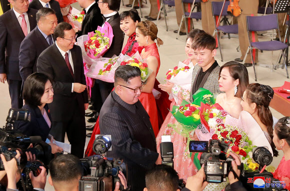 김정은 북한 국무위원장이 지난 3일 평양 만수대예술극장에서 북·중 예술인들의 합동공연을 관람했다고 조선중앙통신이 4일 보도했다. 2018.11.4 연합뉴스