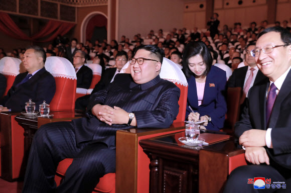 김정은 북한 국무위원장이 지난 3일 평양 만수대예술극장에서 북·중 예술인들의 합동공연을 관람했다고 조선중앙통신이 4일 보도했다. 2018.11.4 연합뉴스