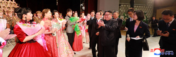 김정은 북한 국무위원장이 지난 3일 평양 만수대예술극장에서 북·중 예술인들의 합동공연을 관람했다고 조선중앙통신이 4일 보도했다. 2018.11.4 연합뉴스