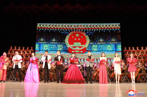 김정은 북한 국무위원장이 지난 3일 평양 만수대예술극장에서 북·중 예술인들의 합동공연을 관람했다고 조선중앙통신이 4일 보도했다. 2018.11.4 연합뉴스