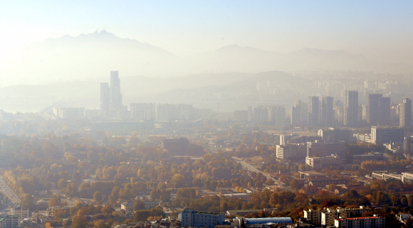 4일 서울 남산에서 바라본 서울도심에 미세먼지층이 형성돼 있다. 2018.11.4  박지환기자 popocar@seoul.co.kr