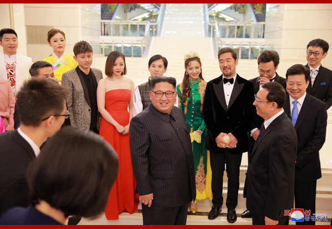 김정은 북한 국무위원장이 3일 북한과 중국 예술인의 합동공연을 관람하고 있다. 출처:조선중앙통신