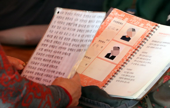 2019학년도 대학수학능력시험을 11일 앞둔 4일 서울 종로구 조계사에서 한 노인이 수능 시험을 보는 손자 사진을 놓고 소원성취 기도를 하고 있다. 2018.11.4  연합뉴스