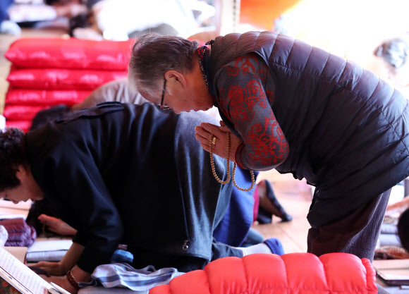 2019학년도 대학수학능력시험을 11일 앞둔 4일 서울 종로구 조계사에서 한 노인이 수능 시험을 보는 손자의 합격을 기원하고  있다. 2018.11.4  연합뉴스