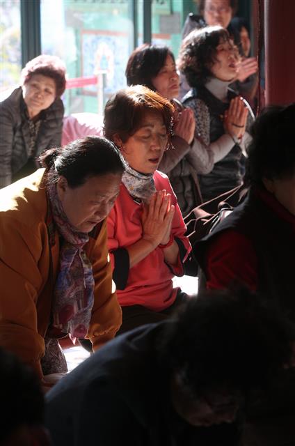 2019학년도 대학수학능력시험을 열흘여 앞둔 4일 오후 서울 종로구 조계사에서 열린 화엄성중기도에서 수험생 가족들이 자녀의 학업 성취를 기원하고 있다. 2018.11.4 뉴스1