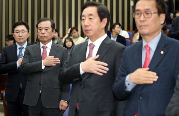 국기에 경례하는 한국당 지도부