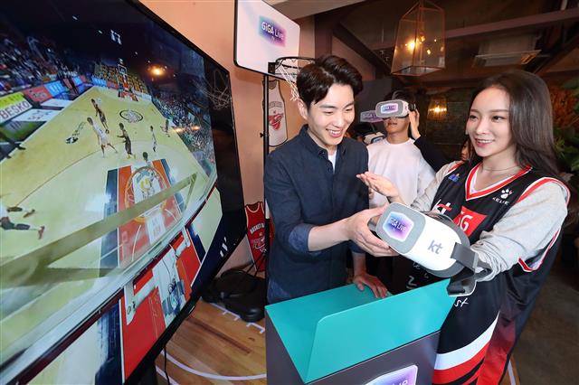 KT 모델들이 지난 2일 서울 마포구 홍익대 인근 한 카페에 마련된 체험공간에서 가상현실(VR) 콘텐츠와 단말기를 묶은 개인형 실감미디어 극장 서비스 ‘기가라이브TV’를 체험하고 있다.  KT 제공