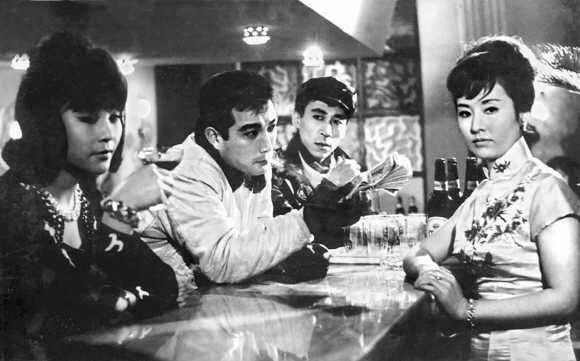 신성일을 일약 청춘 스타의 반열에 올린 영화 ‘맨발의 청춘’(1964)의 한 장면. <br>연합뉴스