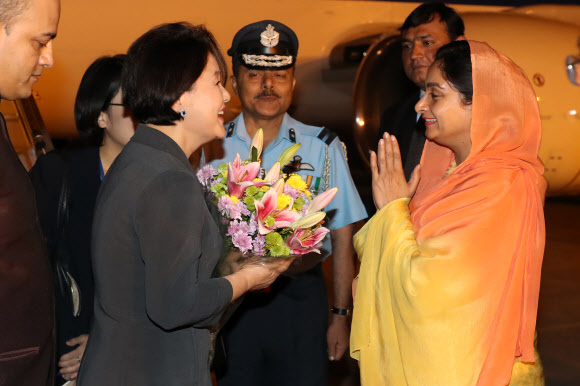 인도 도착해 영접 받는 김정숙 여사