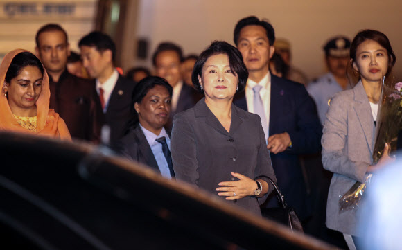 공항 빠져 나가는 김정숙 여사