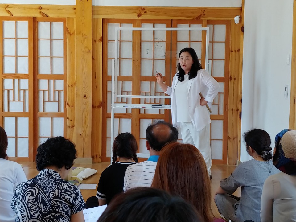 소리강사인 원진주 명창이 칠판에 직접 가사를 적으며 판소리 이론을 설명하고 있다.