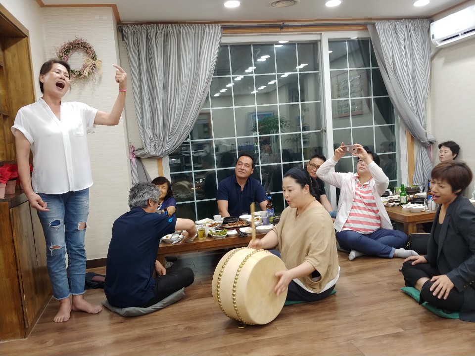 매월 소리발표회가 끝난 뒤 인근 음식점에서 다과를 먹으며 뒤풀이를 하고 있는 모습.