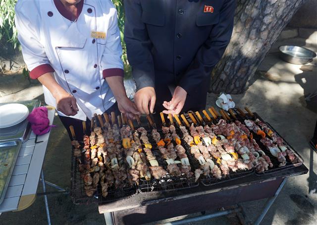 금강산 삼일포에서 판매되고 있는 돼지고기 꼬치