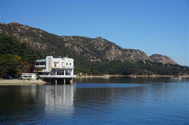 가을 투영된 금강산 삼일포