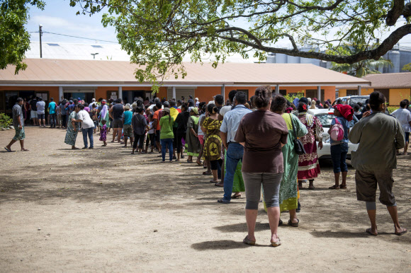 뉴칼레도니아 주민들이 4일 수도 누메아에서 독립 찬반 주민투표를 하기위해 투표소 앞에 줄지어 서있다.  누메아 AP 연합뉴스