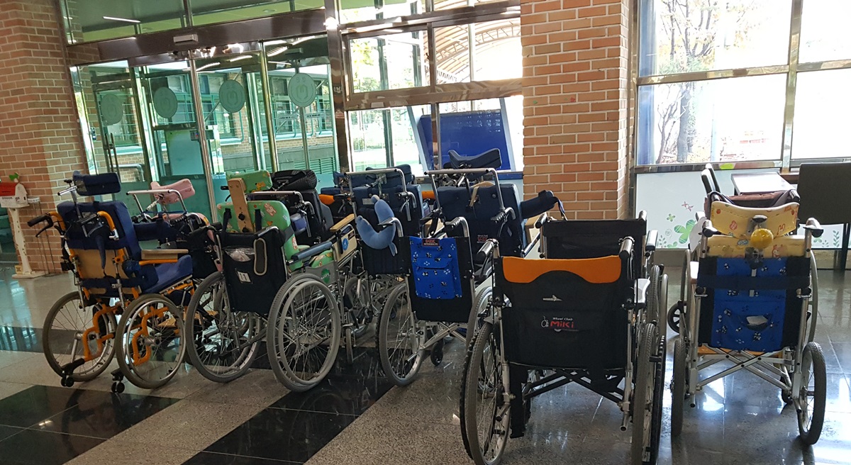 경은학교 건물 출입문 현관에 늘어선 휠체어들. 학교에선 이곳을 휠체어 주차장이라 부른다고 한다.