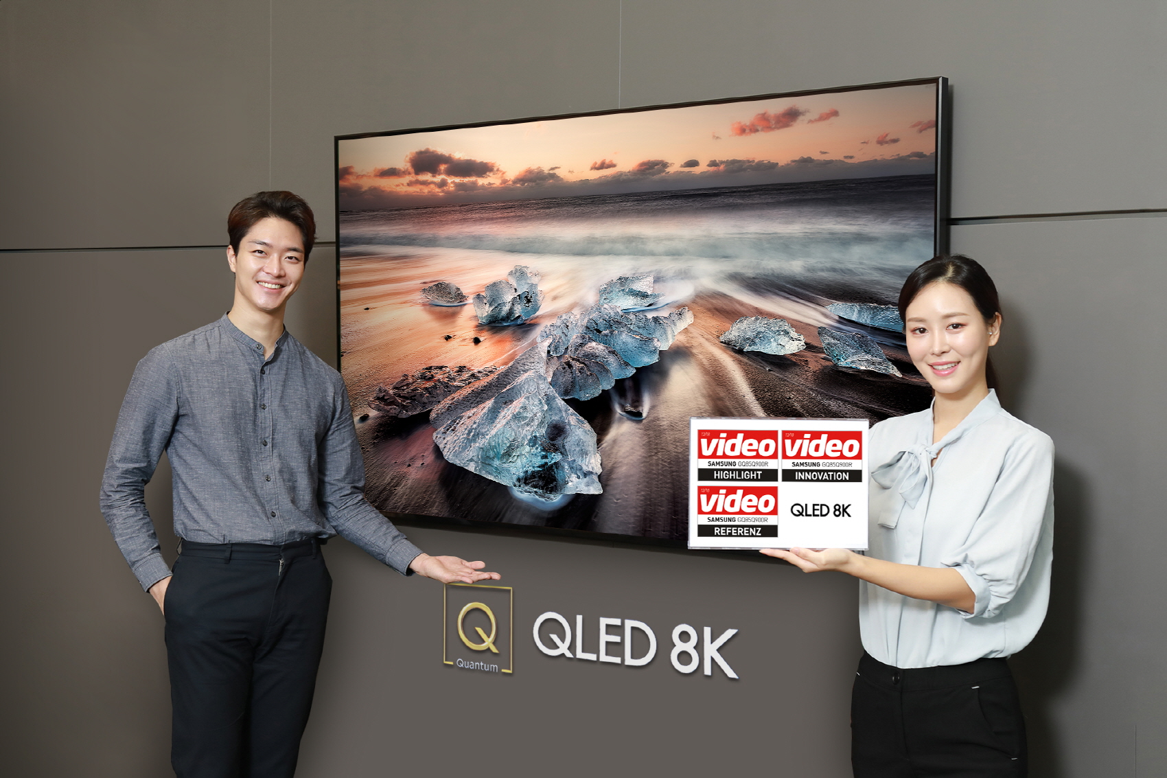 삼성전자 모델들이 디지털프라자 서울 대치점에서 85인치 ‘QLED 8K’(제품:Q900R)를 소개하고 있다. 삼성전자 제공 