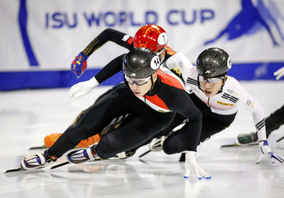 한국 쇼트트랙 대표팀의 박지원(오른쪽)이 5일 캐나다 캘거리에서 열린 국제빙상경기연맹(ISU) 쇼트트랙 월드컵 1차 대회 남자 1000m 결승에서 역주하고 있다.  캘거리 AP 연합뉴스