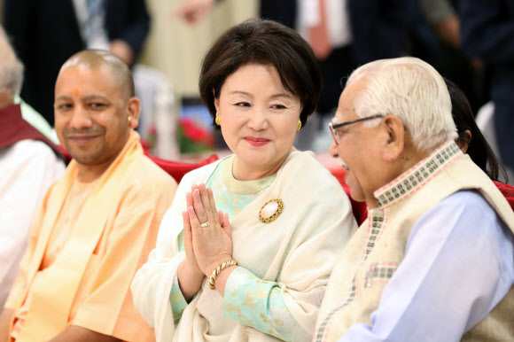 람 넥 우타르 프라데시 주지사와 대화하는 김정숙 여사