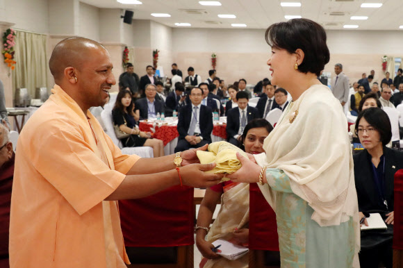 인도전통 치칸자수 숄 선물받는 김정숙 여사