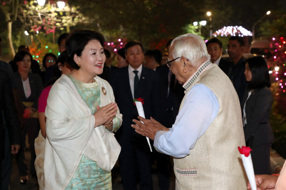 우타르 프라데시 주 총리 주최 만찬장 입장하는 김정숙 여사